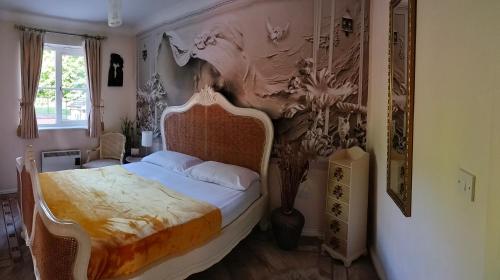 een slaapkamer met een groot bed in een kamer bij Ideal for country holidays and trips to London's tourist attractions in Hemel Hempstead
