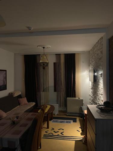 un soggiorno con divano e tavolo di Ski apartman - Mujen classic a Kopaonik