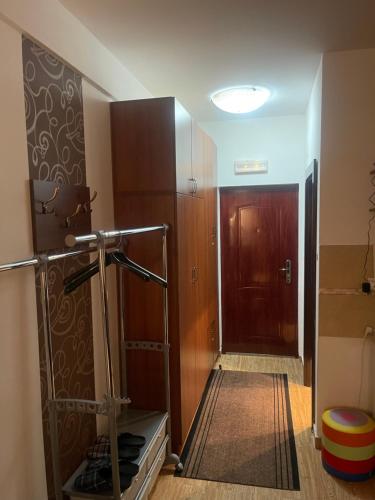 un couloir avec une porte en bois et un escalier menant à une chambre dans l'établissement Ski apartman - Mujen classic, à Kopaonik