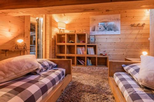 a bedroom with two beds in a wooden cabin at CHALET LUXE DE LA CROIX DU FRENE in Briançon