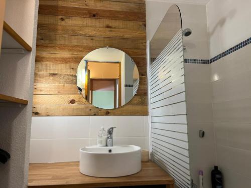 La salle de bains est pourvue d'un lavabo et d'un miroir. dans l'établissement Plagne Bellecote Apartments, à Plagne Bellecôte