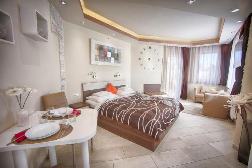- une chambre avec un lit et un salon dans l'établissement Németh Apartmanok, à Sárvár