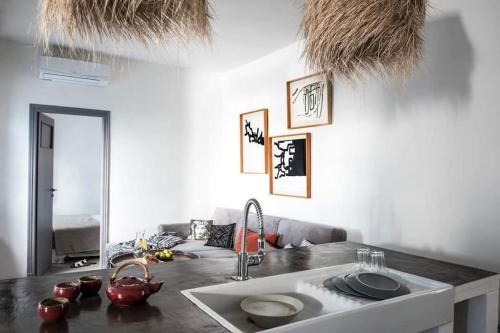 uma cozinha com um lavatório e uma sala de estar em Tolila Sidi Bou Said, grande terrasse avec vue em Sidi Bou Said