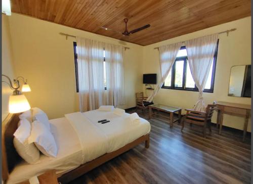 Кровать или кровати в номере green valley resort