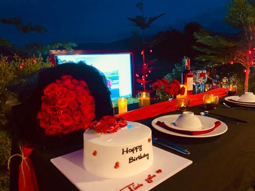 une table avec un gâteau d'anniversaire heureux sur une table dans l'établissement Nacasoo hill, à Tiên Hai