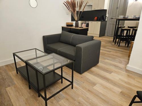 un salon avec un canapé et une table dans l'établissement LE VAUBAN Palais des congrés , Centre ville & Gare BÉZIERS, à Béziers