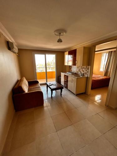 sala de estar con sofá y cocina en ELİT APART, en Hatay