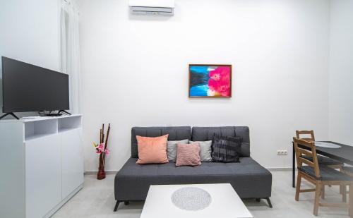 ein Wohnzimmer mit einem Sofa und einem Tisch in der Unterkunft Free parking Basilica Rob's Home - AC, Wi-Fi, smart TV in Budapest