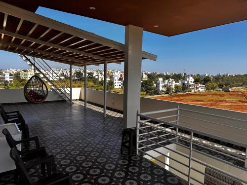 d'un balcon avec des chaises et une vue sur la ville. dans l'établissement DEEYA Guest House, à Mysore