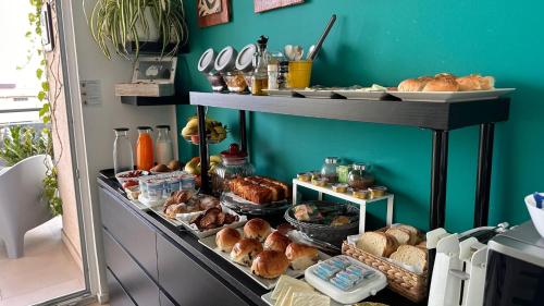 półka pełna różnych rodzajów chleba i wypieków w obiekcie Location10 w mieście Palermo