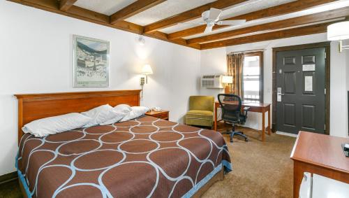 a bedroom with a bed and a desk and a chair at Georgetown Lodge in Georgetown