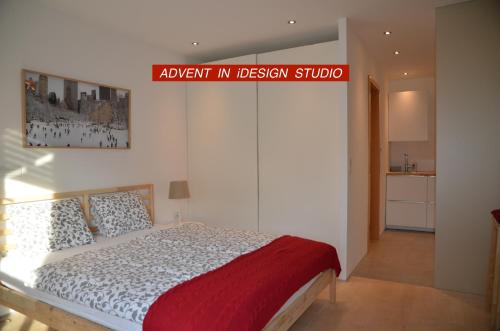 リュブリャナにあるi Design Studioのベッドルーム1室(デザインスタジオ内の読書用の看板付)