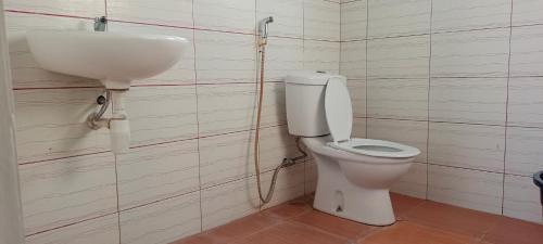 PablenganにあるSUN GARDENのバスルーム(トイレ、洗面台付)