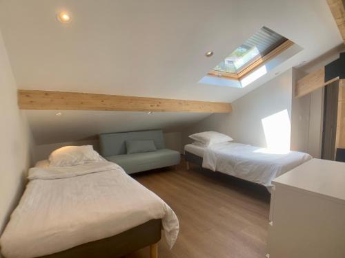 a small bedroom with two beds and a skylight at Monaco 9 avenue de FRANCE Roquebrun Larvotto PLAGE in Roquebrune-Cap-Martin