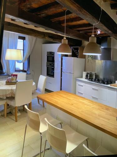 Vicopisano的住宿－Casa Gaia，厨房配有桌椅