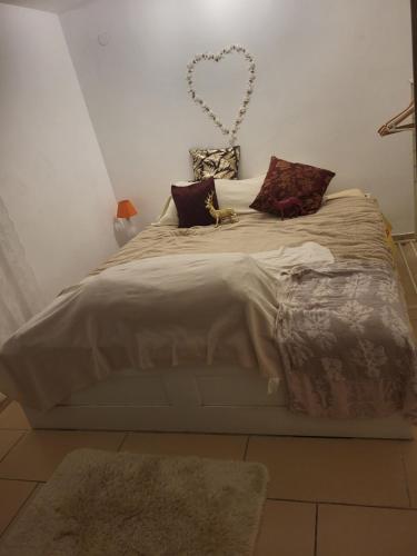 Postel nebo postele na pokoji v ubytování EXPLORE Wien Österreich VIENNA Austria WALTZ and CASTLES Residenz Habsburg great 2-rooms-apartment near SCHÖNBRUNN Breakfast Metro U3 U4 busses 48a 51a city kids pets