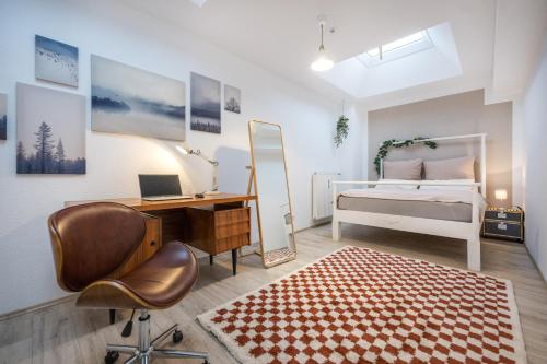 um quarto com uma cama, uma secretária e uma cadeira em 140qm 3BR apartment - central, cozy and stylish em Koblenz