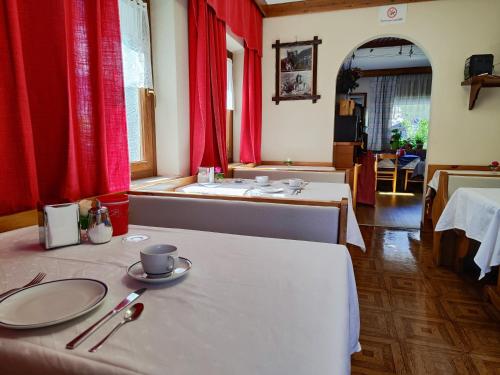 Postel nebo postele na pokoji v ubytování Albergo Pensione Sport