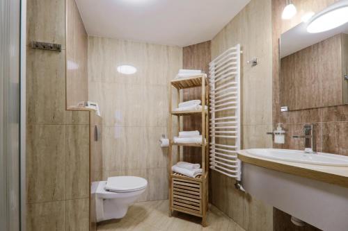 łazienka z toaletą i umywalką w obiekcie Hotel Łaziska w mieście Czchów