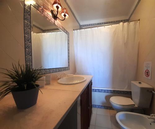 baño con 2 lavabos, espejo y aseo en Villa Arrábida en Palmela