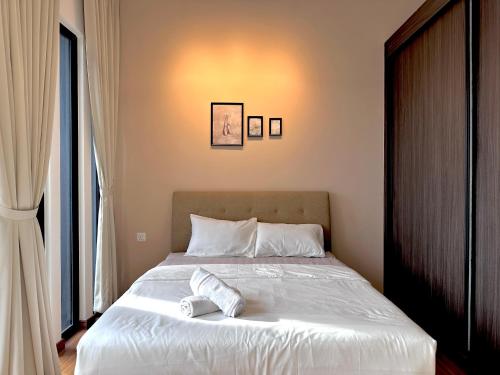 a bedroom with a large bed with white sheets at New 2BR Georgetown Warm and Lovely Homestay 10pax-无敌美景两房民宿 Beacon Executive Suite in George Town