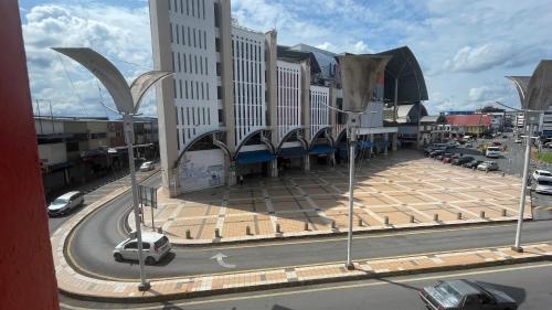 - Vistas a una calle de la ciudad con un edificio en HOTEL 59 en Sibu