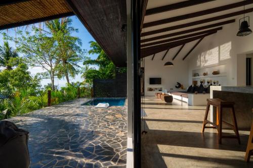 - une vue extérieure sur une maison avec une piscine dans l'établissement Lunar Villas Koh Tao - Luxury Private Pool Villas, à Koh Tao