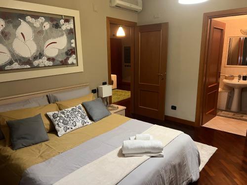 1 dormitorio con 1 cama con 2 toallas en Charme & Relax - near the Rome Airport -, en Ponte Galeria