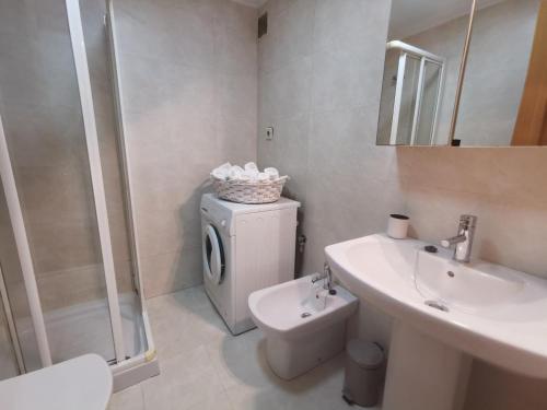 een badkamer met een douche, een toilet en een wastafel bij Castrelos, Vigo, diseño in Vigo