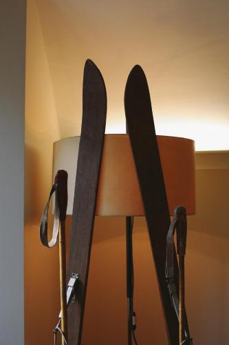 two pairs of skis hanging on a wall at Aosta Romana case vacanza in Aosta