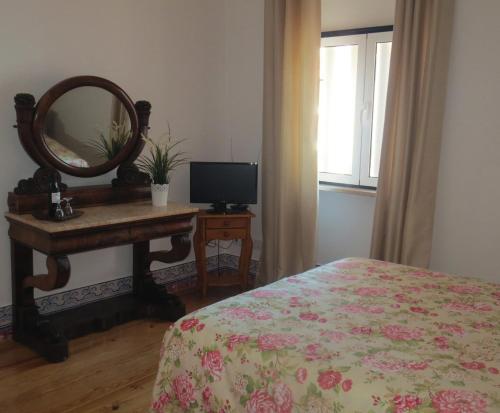 um quarto com uma cama, um espelho e uma secretária em Casa da Villa 1C em Sintra