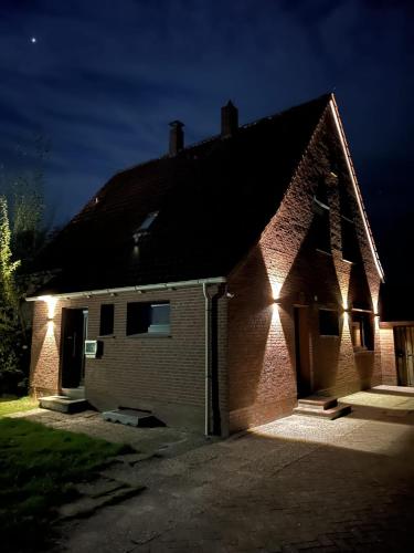 une maison en briques avec des lumières sur son côté dans l'établissement Bakenhusweg, à Oldenbourg