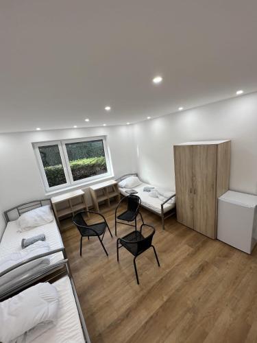 Ce dortoir comprend 2 lits et 2 chaises. dans l'établissement Bakenhusweg, à Oldenbourg