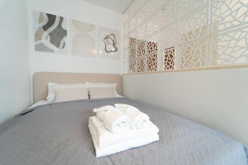 ein Schlafzimmer mit einem Bett mit Handtüchern darauf in der Unterkunft Apartment mit Schwimmbad und Privatparkplatz in Augsburg