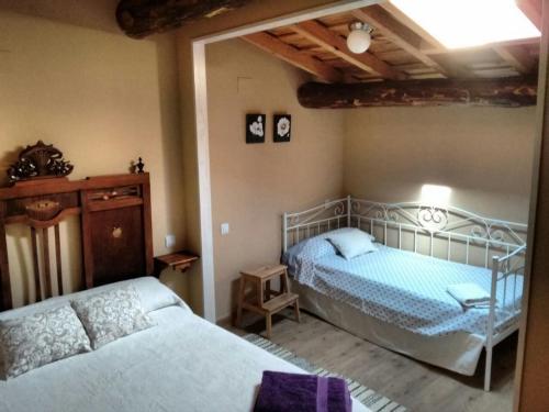 1 dormitorio con 2 camas en una habitación en Casa Rural La Barquilla, en Acebo