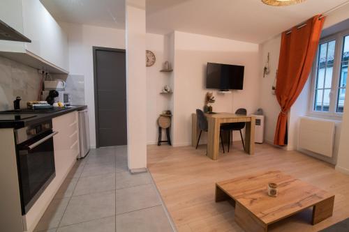 cocina y sala de estar con mesa y sidx sidx sidx sidx de mesa en Spacieux et douillet T2 au centre, en Valence