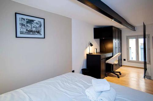 - une chambre avec un lit blanc et un bureau dans l'établissement Duplex-Université, à Lyon