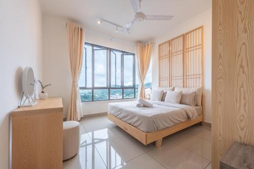 una camera da letto con un letto e una grande finestra di Serene Muji Family Cottage(2-7pax) & Sunrise View a Cameron Highlands