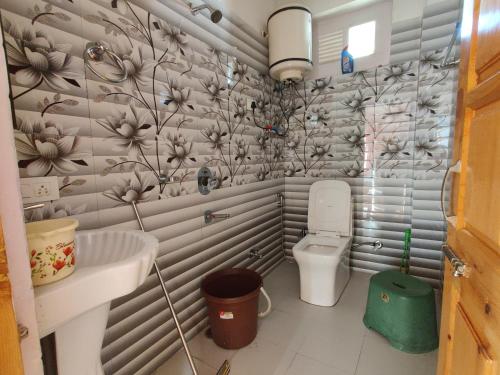 y baño con aseo y lavamanos. en Harmony Premium Home Stay, en Duff Dunbar