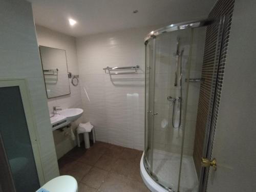 La salle de bains est pourvue d'une douche et d'un lavabo. dans l'établissement Windsor Hotel, à Sliema