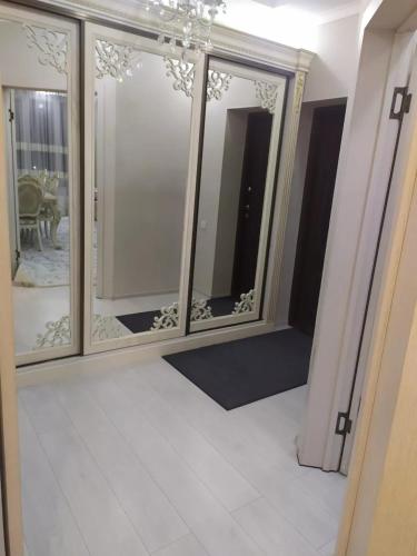 Zimmer mit Glasschiebetüren in einem Zimmer in der Unterkunft 1комнатная квартира in Bischkek