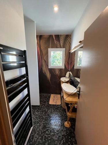 une petite salle de bain avec un lavabo et des toilettes dans l'établissement Villa moderne 3 chambres double , proche de la mer, le Micocoulier quartier sainte Marguerite, à La Garde