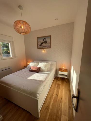 een slaapkamer met een groot wit bed en een raam bij Villa moderne 3 chambres double , proche de la mer, le Micocoulier quartier sainte Marguerite in La Garde