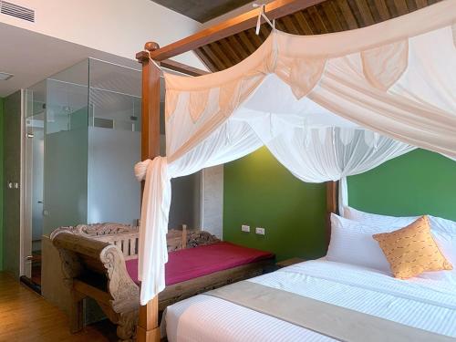 una camera con 2 letti e un letto a baldacchino di Wanzai B&B a Xiaoliuqiu
