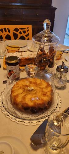 een tafel met een taart op een glazen plaat bij Timpabella House in Acireale