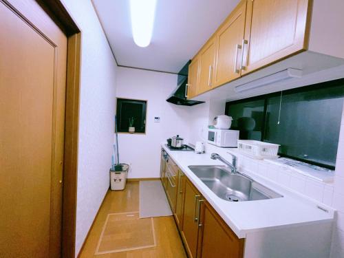Kuchyň nebo kuchyňský kout v ubytování 美山小屋-临近东京夏日乐园，高尾山，相模湖游乐园