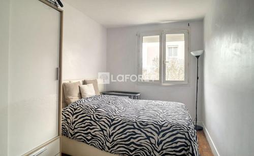 una camera da letto con finestra e letto zebrato; di LAOUANI a Limeil-Brévannes