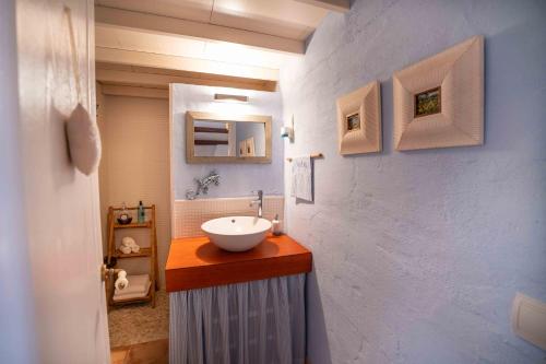 a bathroom with a bowl sink on a counter at La caseta in Roquetas