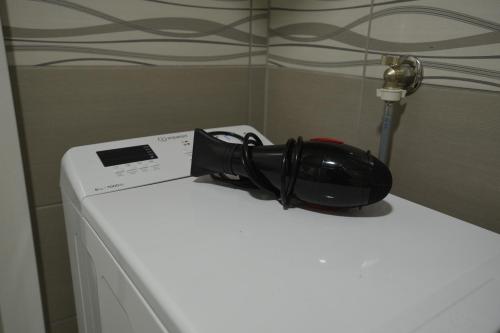 a pair of goggles sitting on top of a washing machine at Capitol Apartmani in Vrnjačka Banja