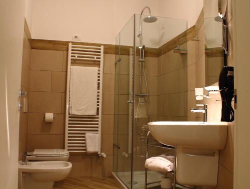 y baño con lavabo, aseo y ducha. en BHL SUITE Jacuzzi LEGNANO, en Legnano